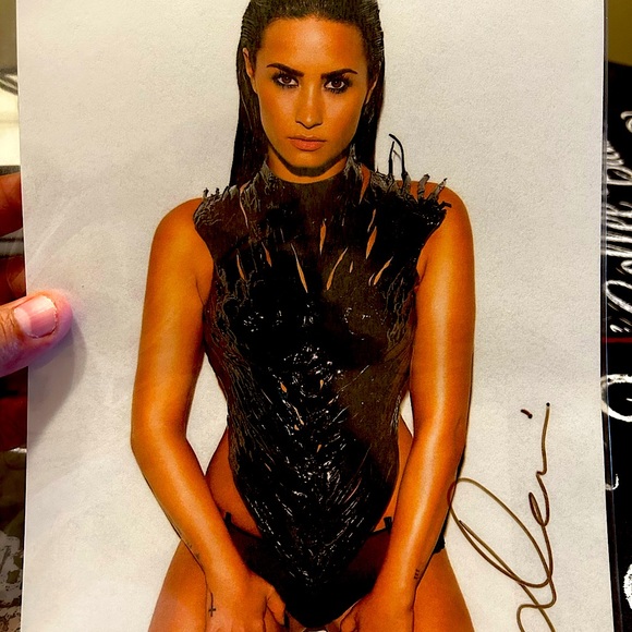 Demi lovato signed with COA ✍🏼 - Picture 1 of 2